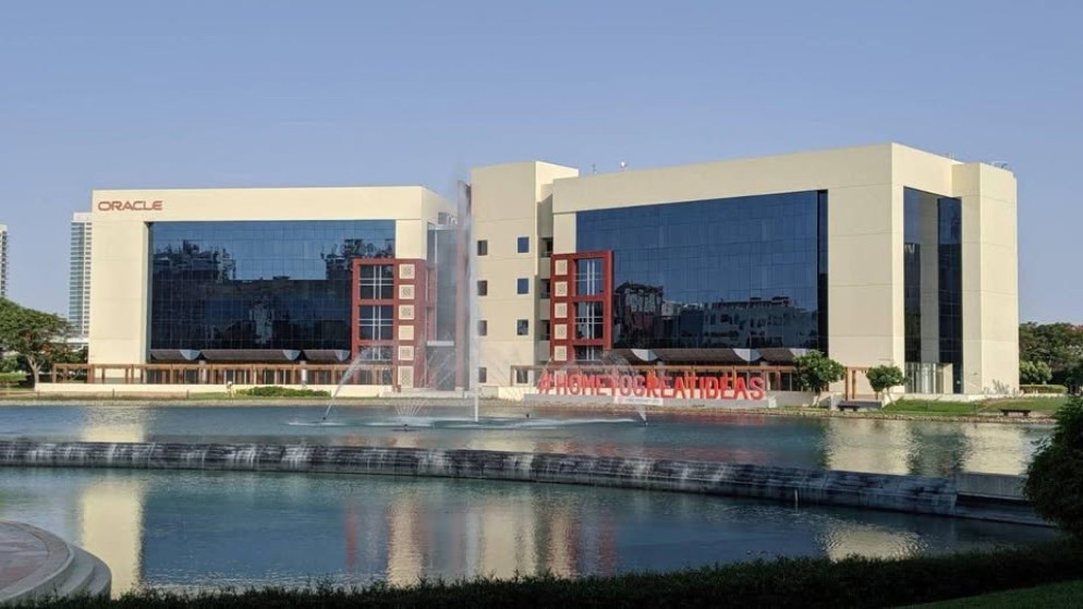 دبي: لا اصابات جراء سقوط حطام على مبنى اوراكل