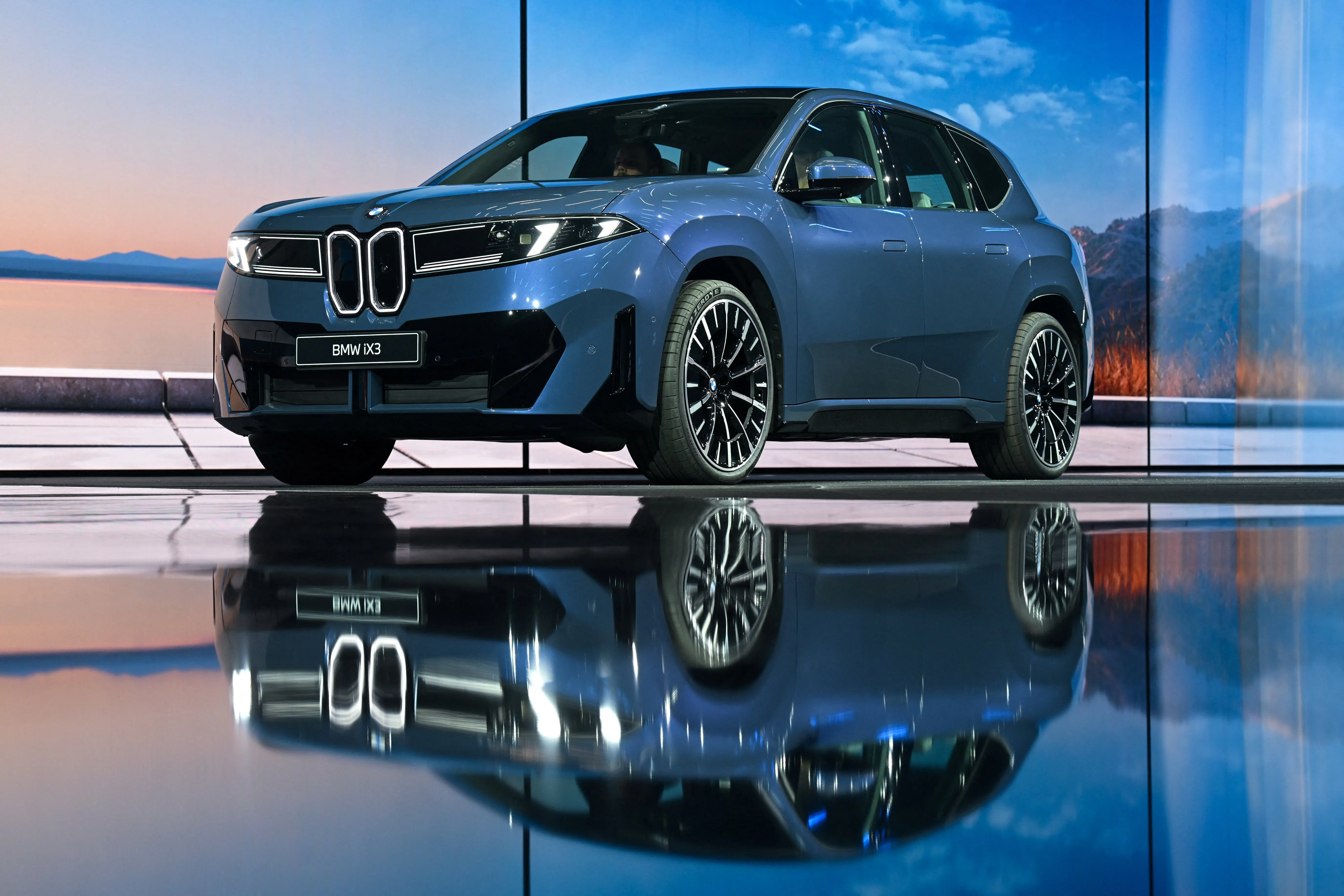 BYD تشعل المنافسة بتقنية الشحن الخاطف.. BMW تحذر من التضحيات