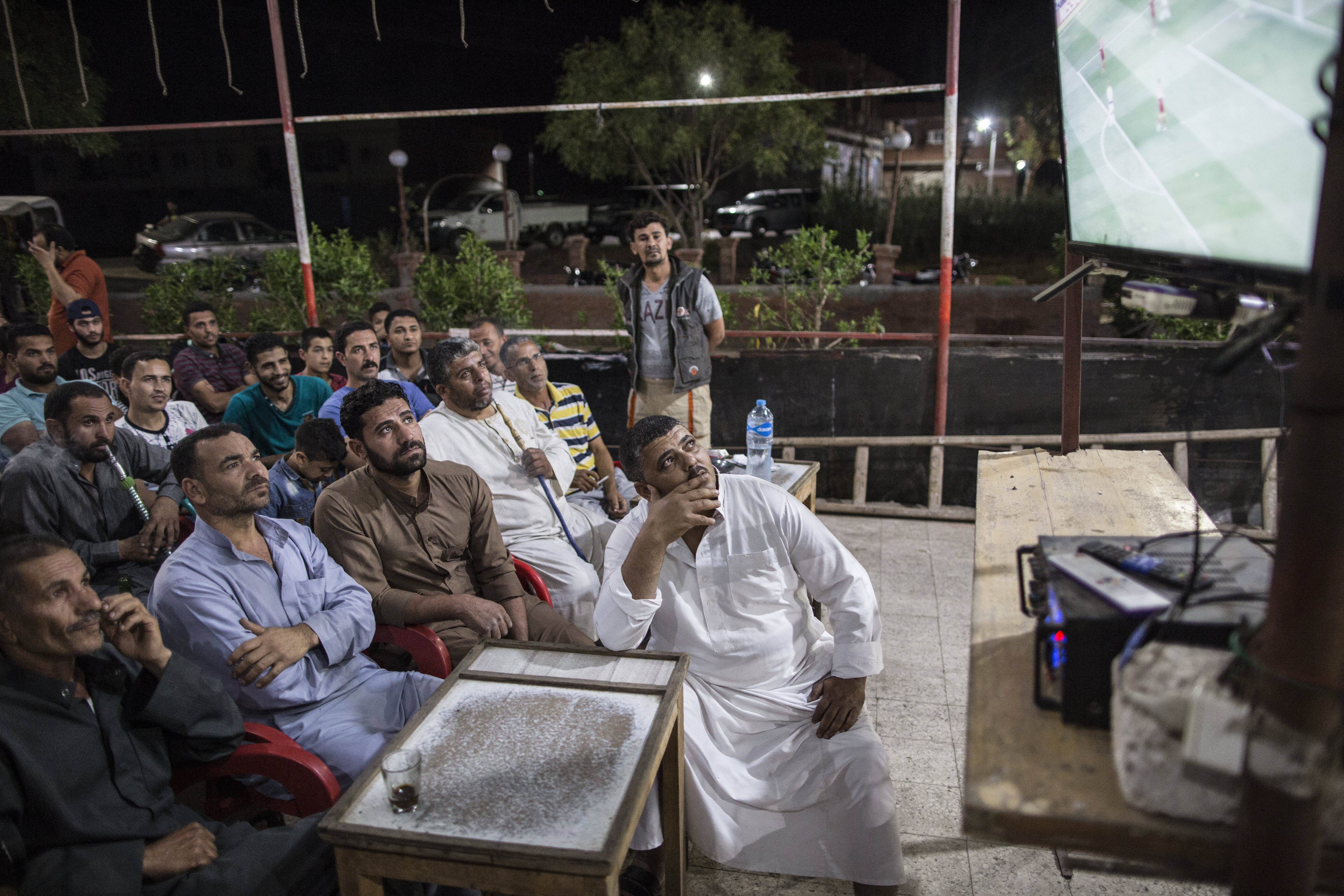 المصريون يعيدون اختراع سهراتهم بعد قرار اغلاق المقاهي المبكر