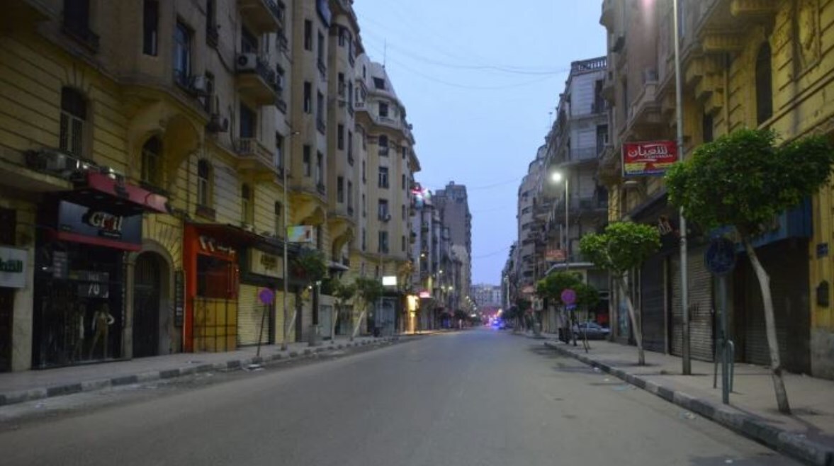 مفاجاة في مصر: تداعيات قرار اغلاق المحلات والكافيهات مبكرا