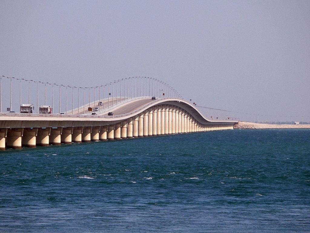 السعودية تغلق جسر الملك فهد احترازيا بسبب تنبيهات المنطقة الشرقية