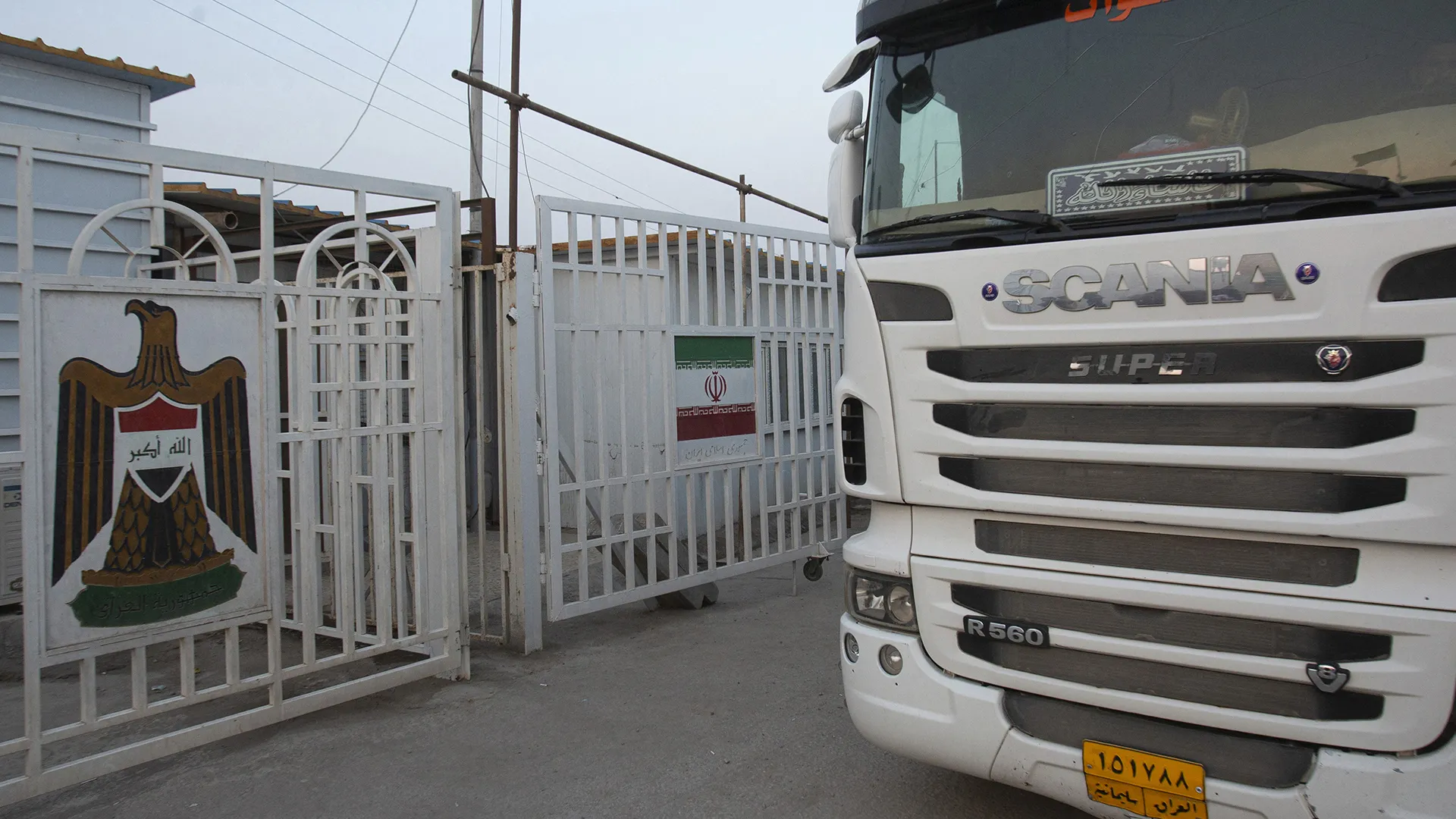 معاناة سائقي الشاحنات تتفاقم على الحدود العراقية الإيرانية بالشلامجة