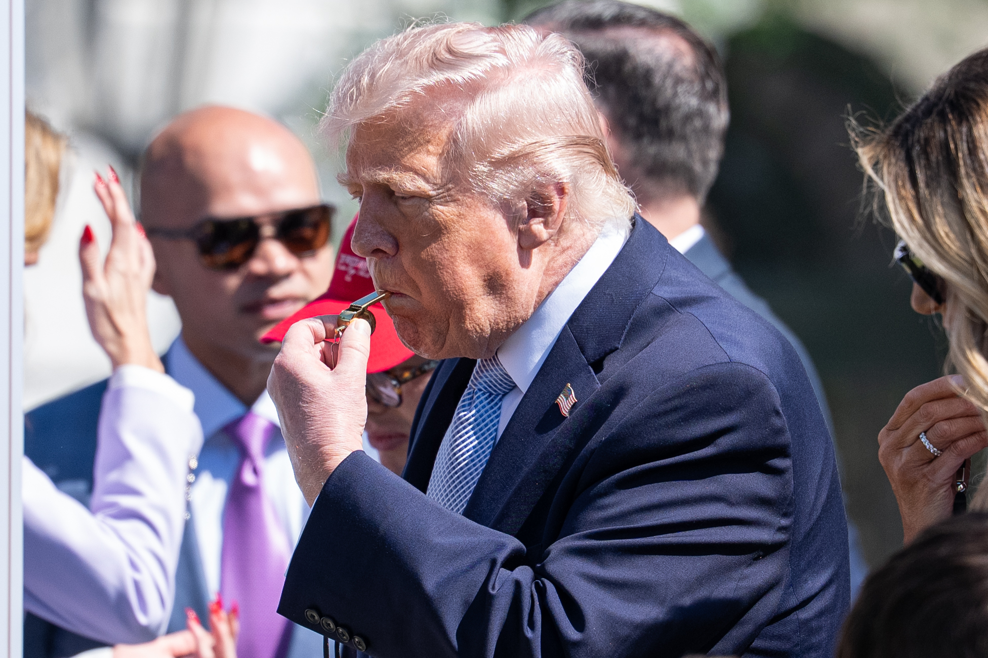 النفط يتخطى 110 دولارات والذهب يرتفع وسط ترقب لمهلة ترمب