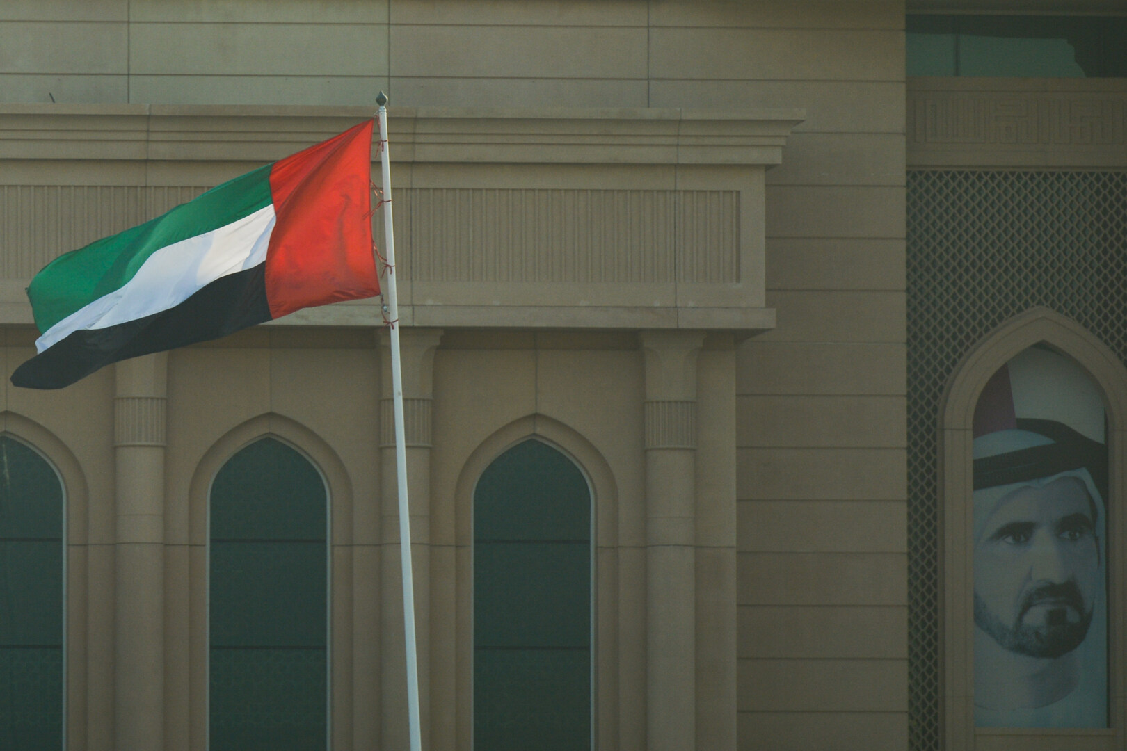 صاروخ يستهدف شركة اتصالات بالشارقة وإصابة شخصين