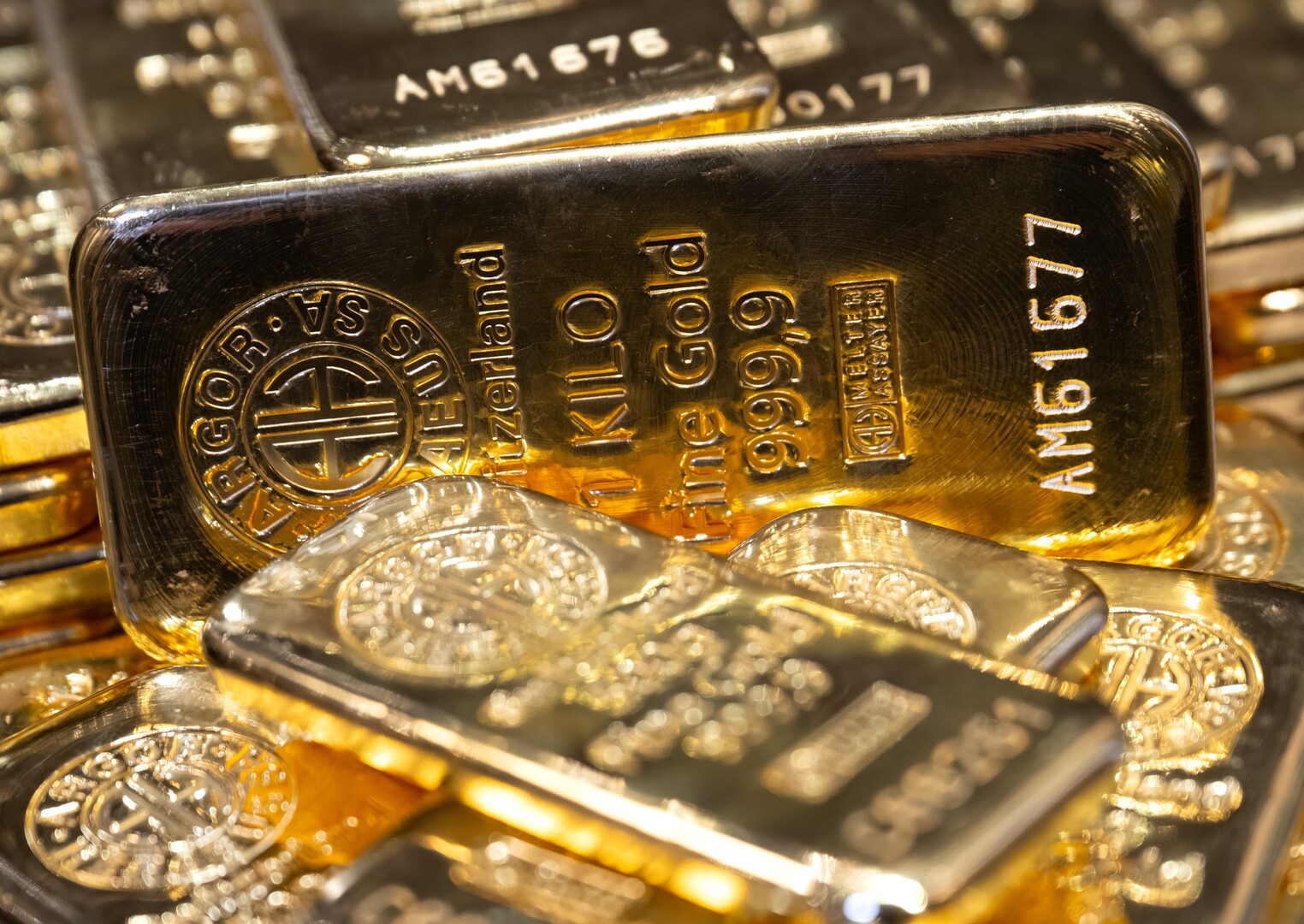 الذهب يقفز بعد أنباء عن وقف الهجمات المحتملة على ايران