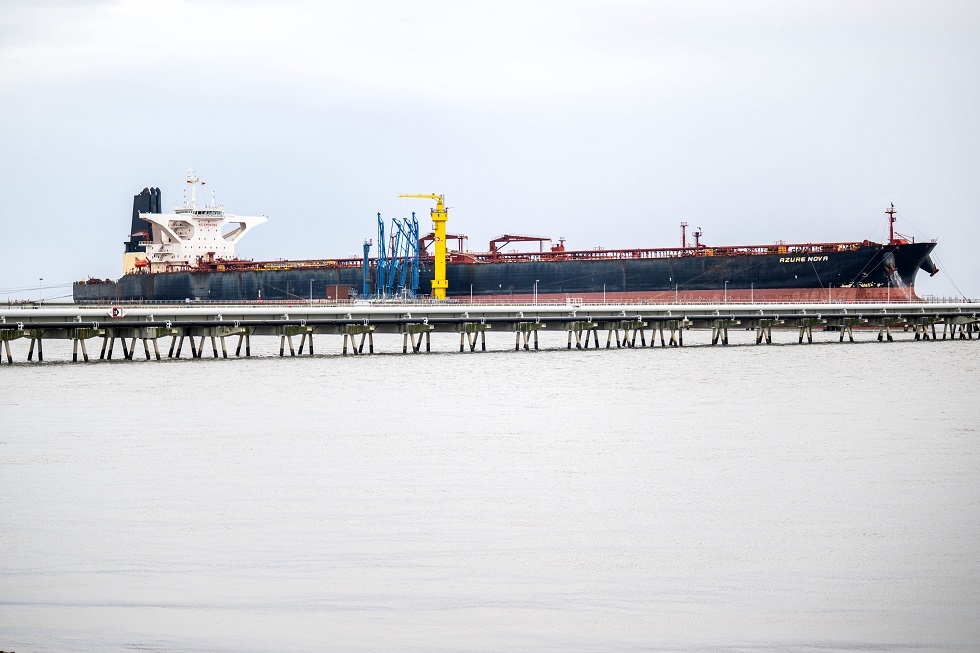 إيران تحقق إيرادات ضخمة من رسوم عبور السفن عبر مضيق هرمز