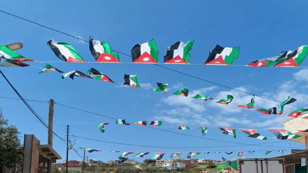 جرش تحتفل بيوم العلم الأردني بتوزيع 44 ألف علم في كافة البلديات