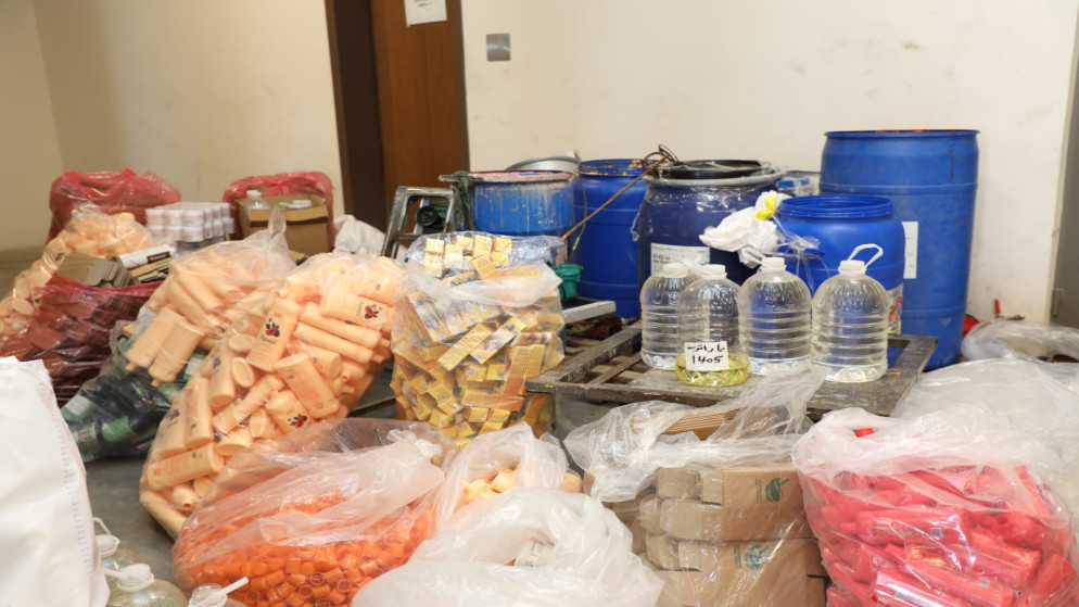 ضبط مشغل غير مرخص لتصنيع مستحضرات تجميل مقلدة في الأردن