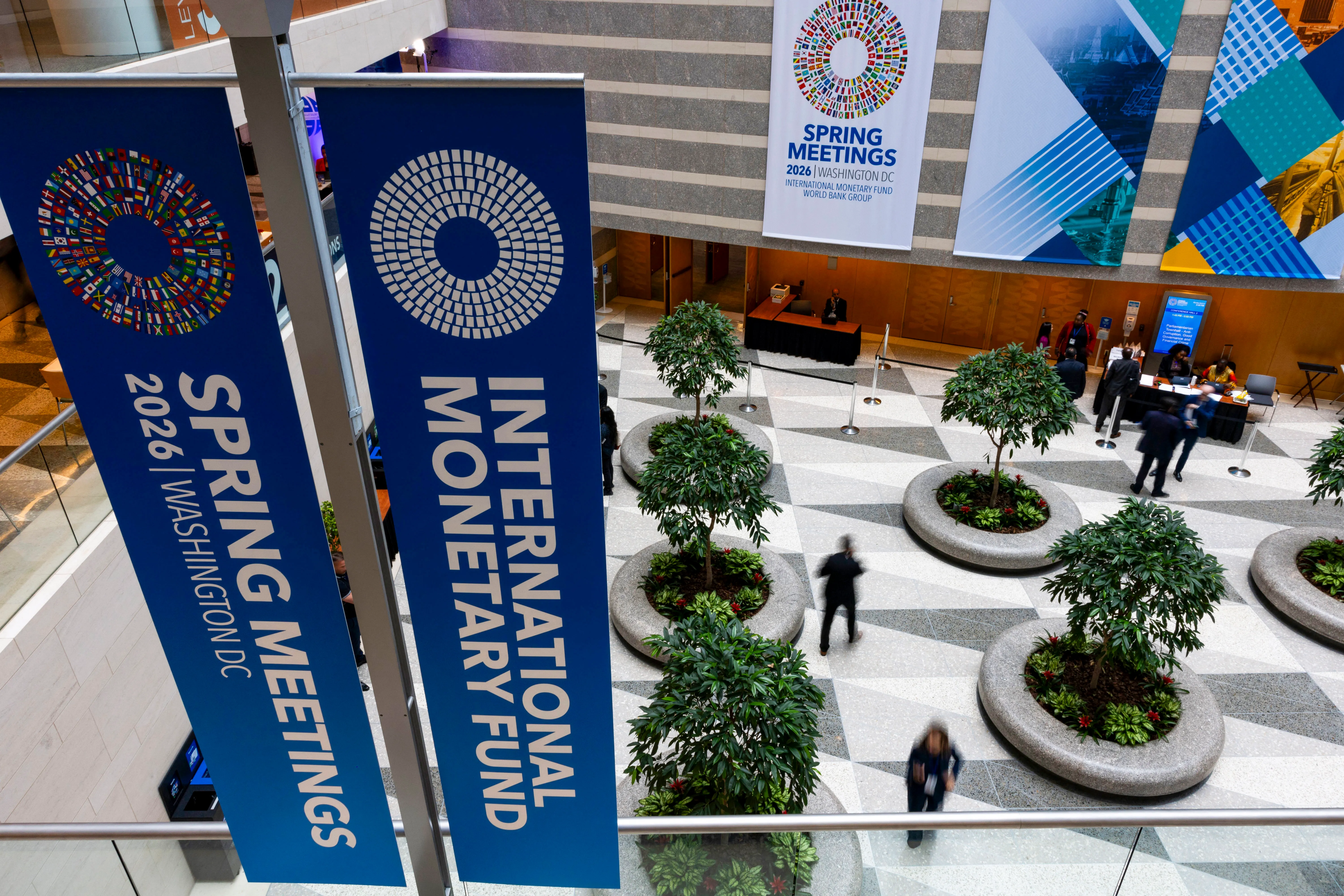 تحذيرات من صندوق النقد والبنك الدولي بشأن تكديس إمدادات الطاقة وتأثيرات الحرب على الاقتصاد العالمي