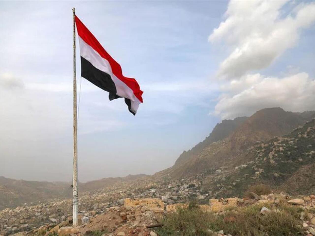 مقتل قيادي عسكري يمني في كمين مسلح على الطريق الدولي