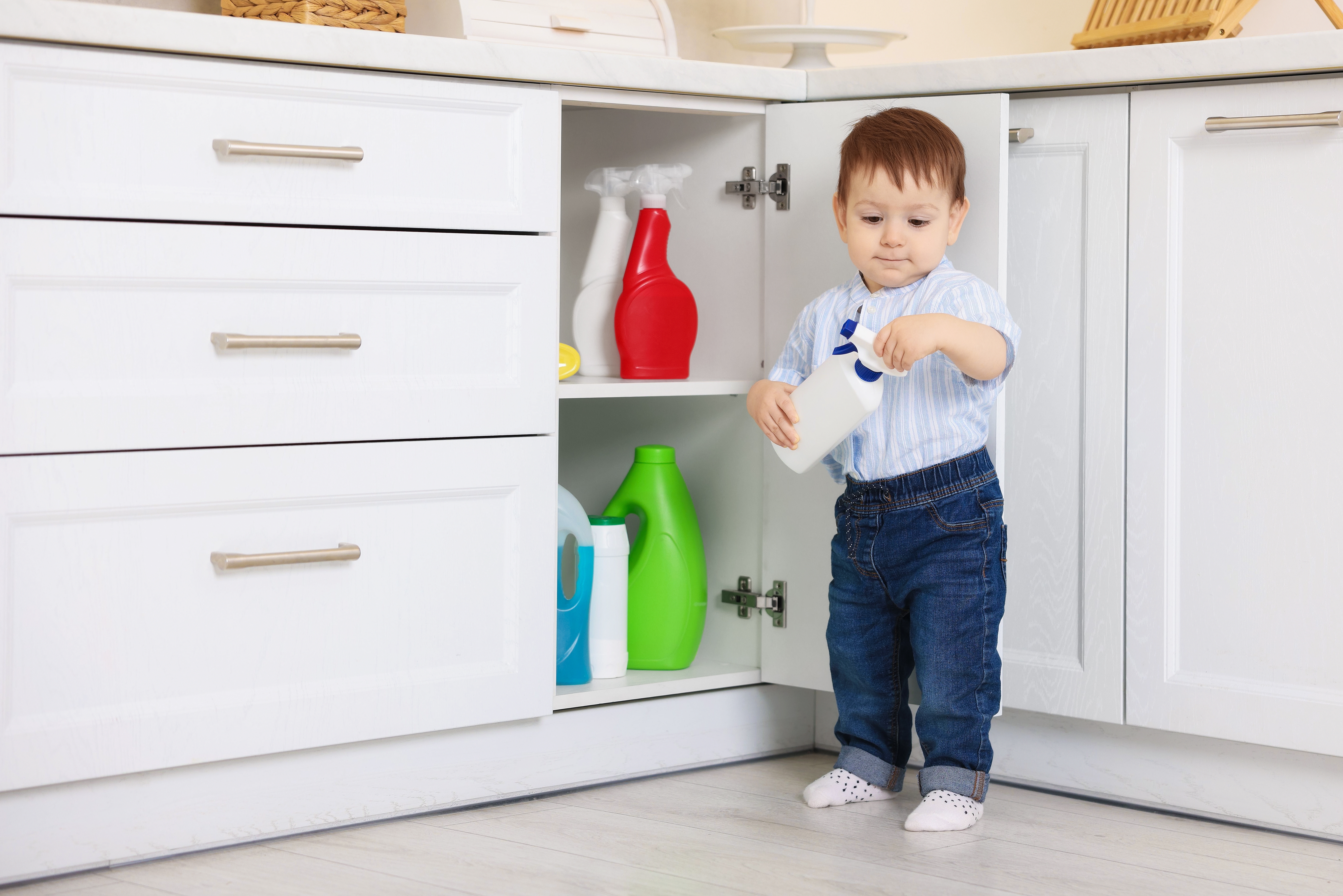 المنظفات المنزلية تهدد سلامة الأطفال.. 240 ألف حالة طوارئ في 15 عاما