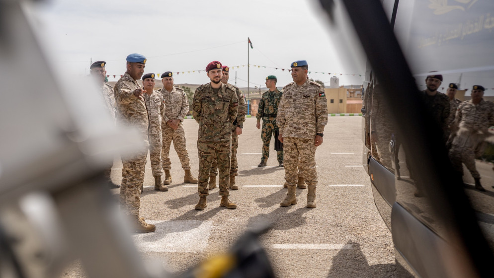 ولي العهد يطلع على تقنيات سلاح الهندسة الملكي ويشيد بكفاءة الجيش