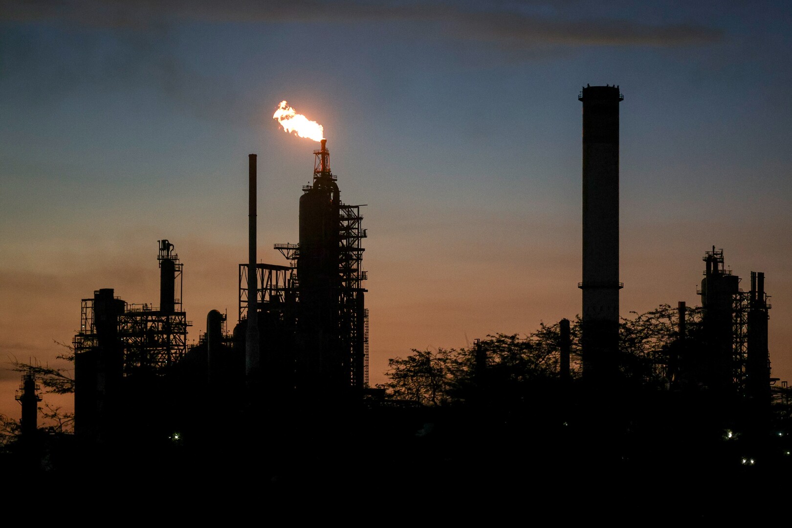 اليابان تسحب احتياطيات النفط لمواجهة أزمة مضيق هرمز