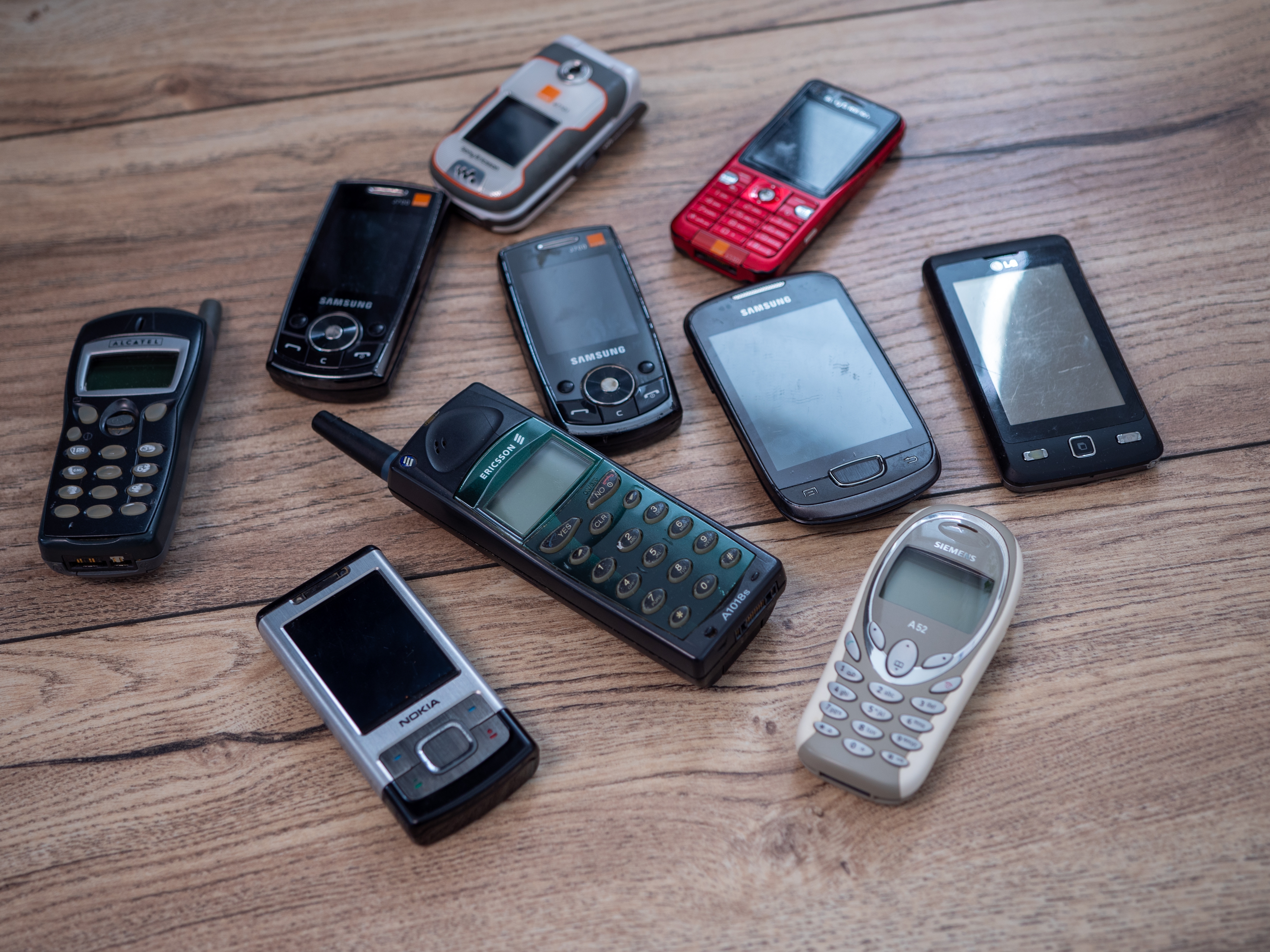 العودة للهواتف البسيطة: مقاومة للتكنولوجيا أم بحث عن الخصوصية