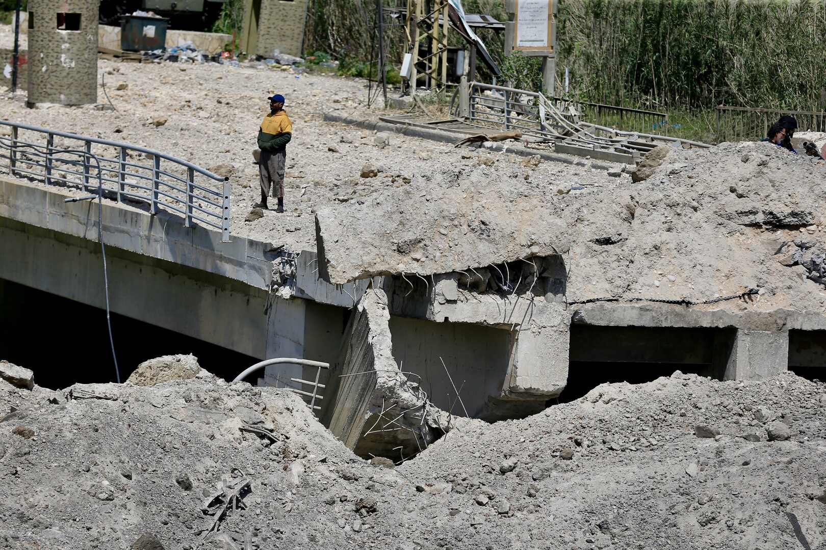 الجيش الإسرائيلي يهاجم مواقع إرهابية قرب الخط الأصفر في لبنان