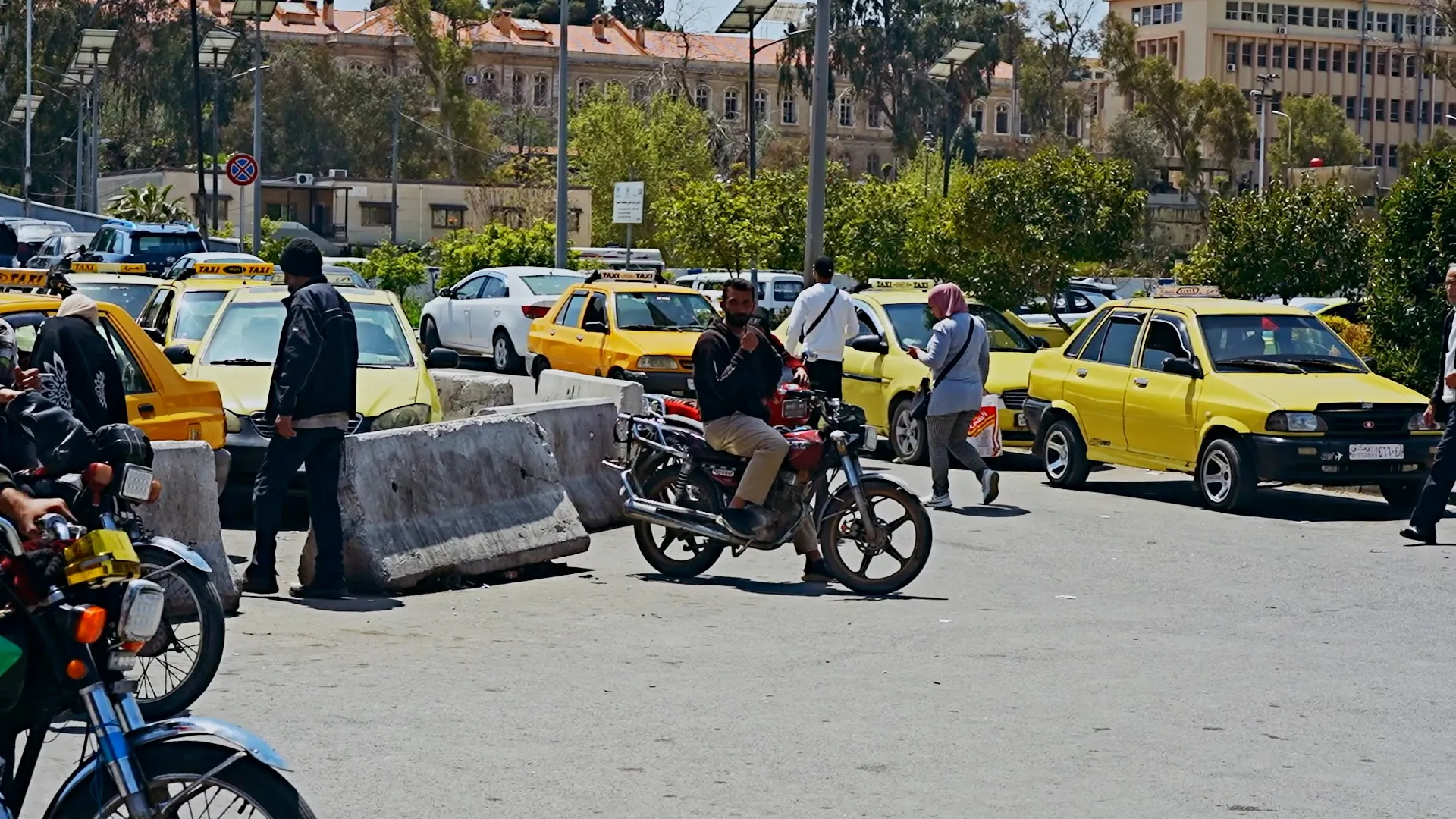 سائقو التاكسي في دمشق يواجهون أزمة خانقة وسط فوضى النقل