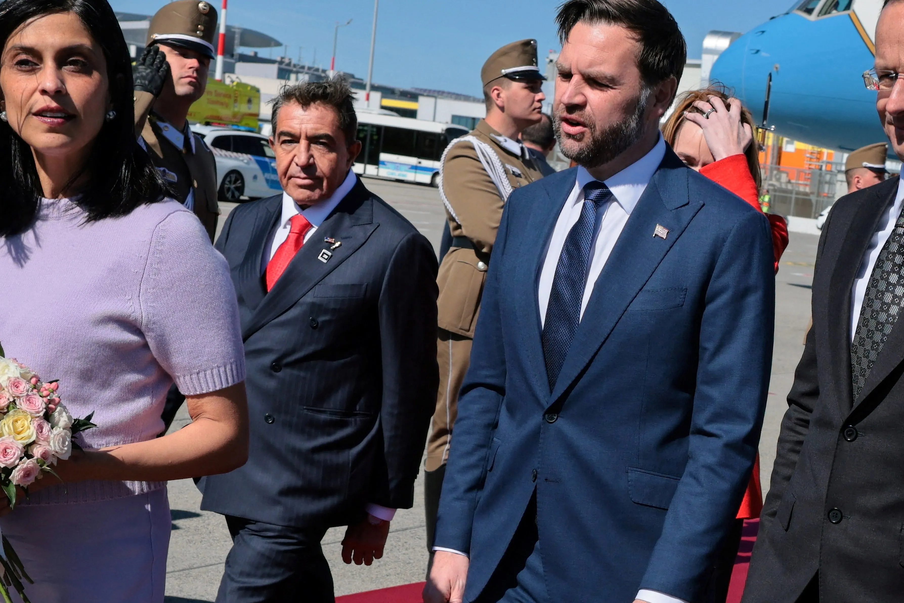 زامبولي يدعي عقد صفقات بمليارات الدولارات في زمن قياسي