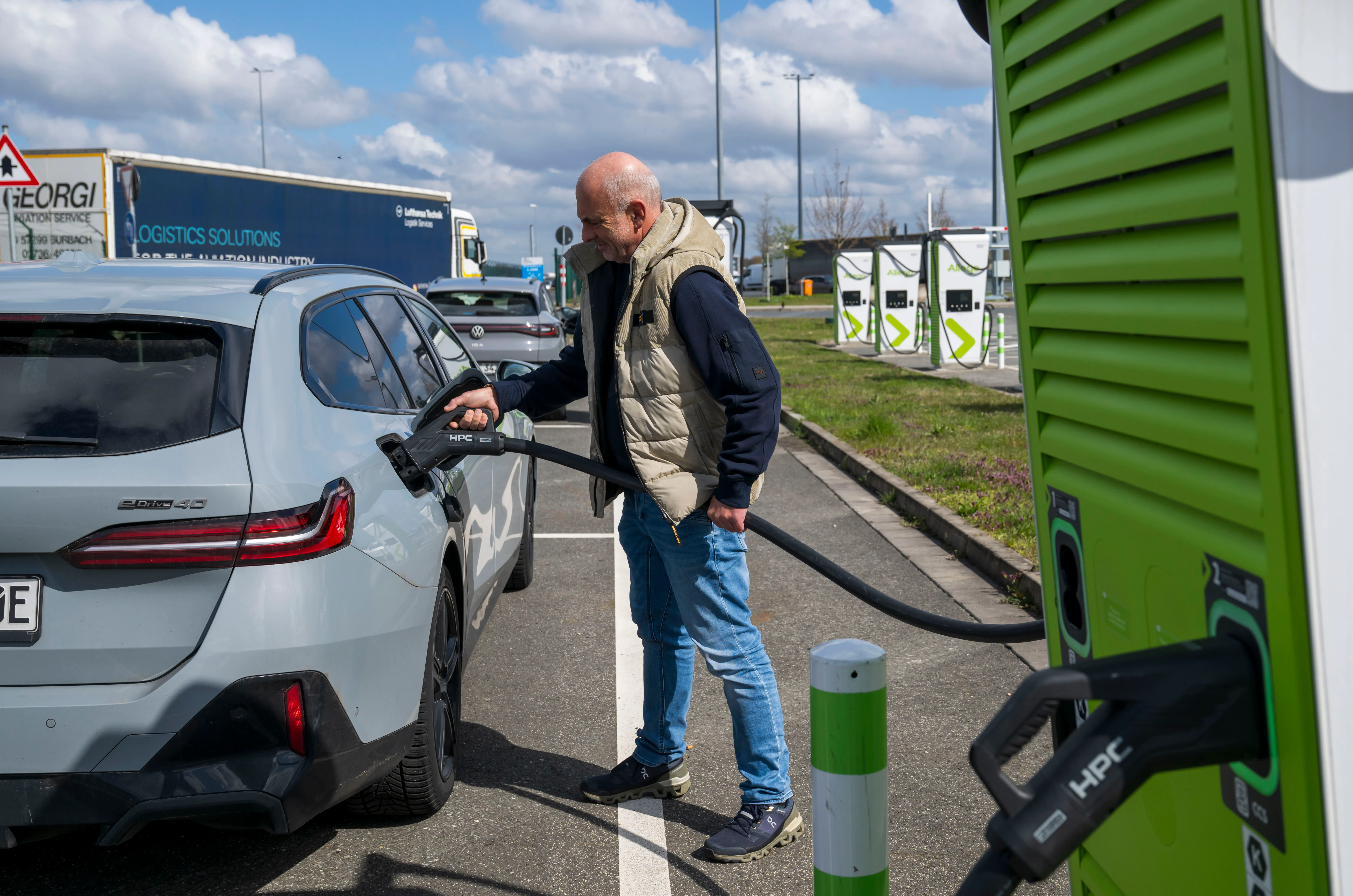 زيادة ملحوظة بمبيعات السيارات الكهربائية في أوروبا وفيتنام تمدد حوافز الشراء