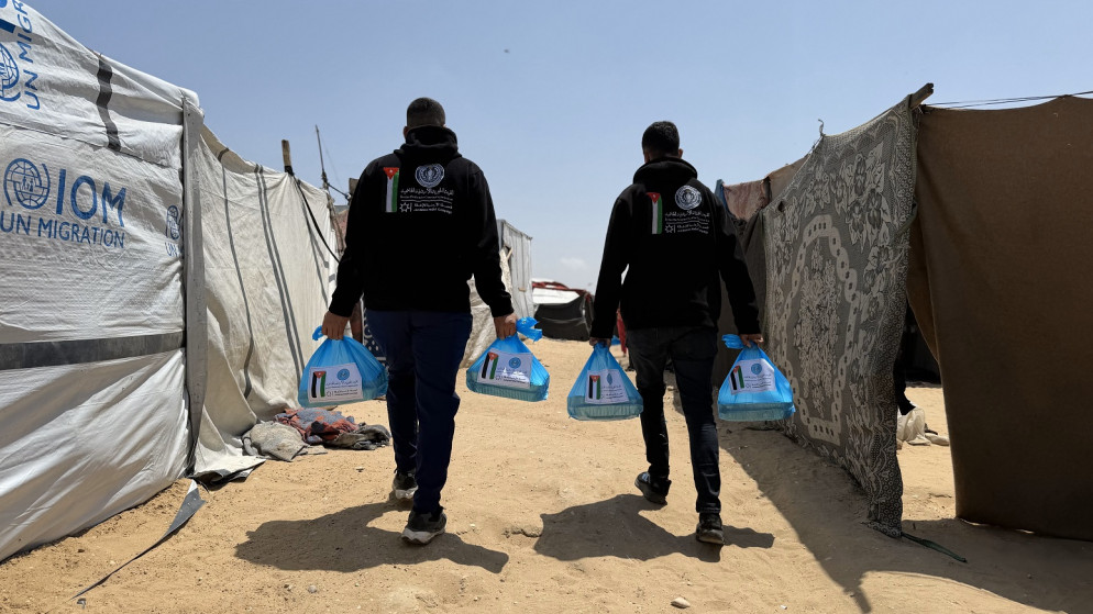 توزيع وجبات ساخنة للعائلات النازحة في خان يونس ضمن حملة إغاثية