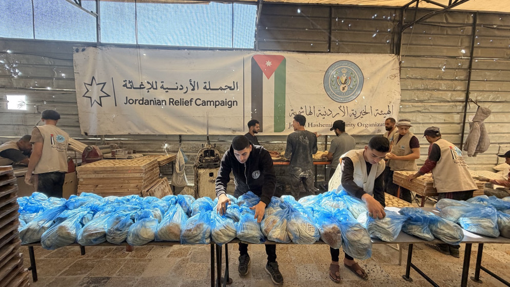 توزيع الخبز الطازج على النازحين في خان يونس يعكس جهود الحملة الأردنية
