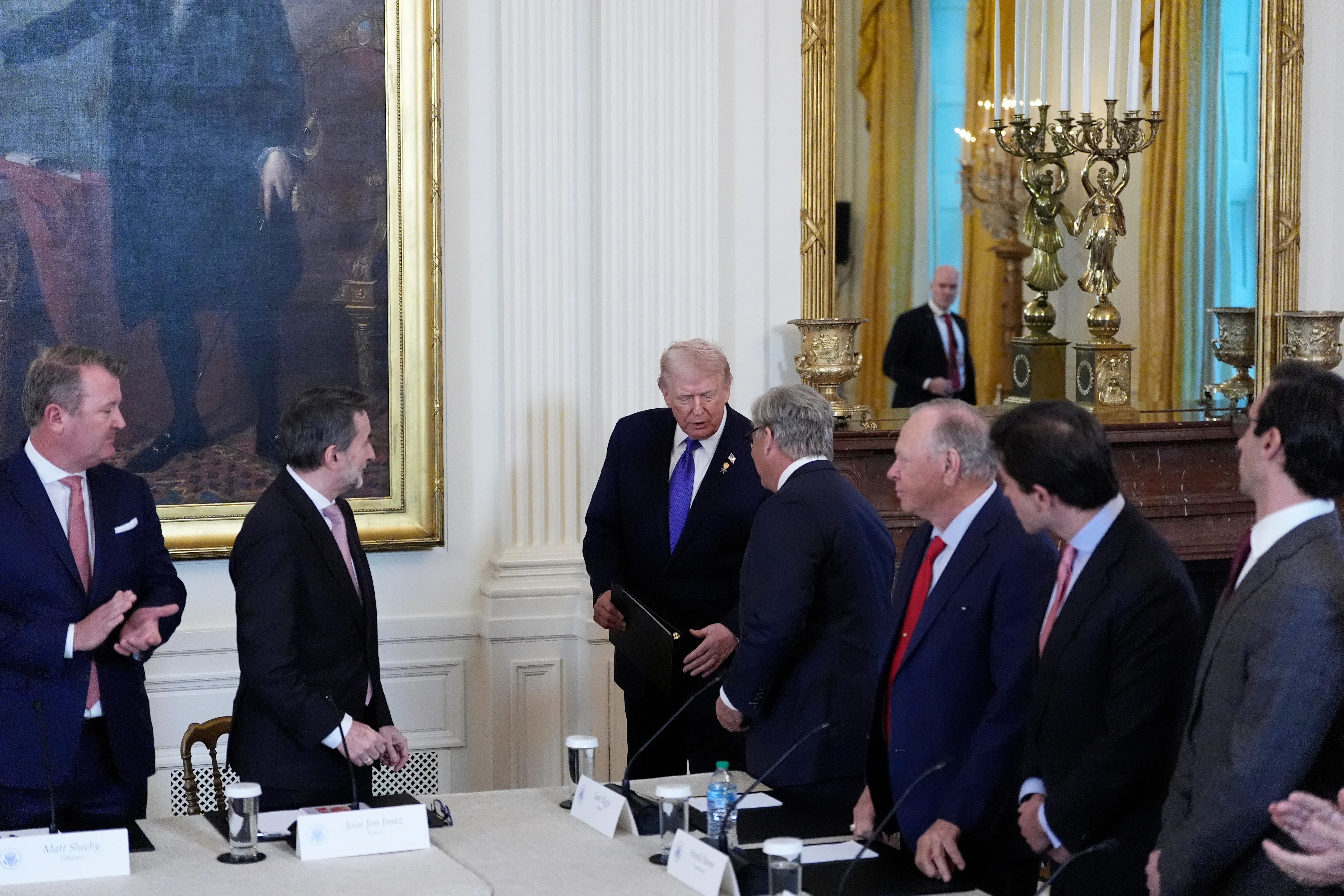 تجار السلع يعيدون رسم علاقاتهم مع إدارة ترمب بعد عقود من الحياد