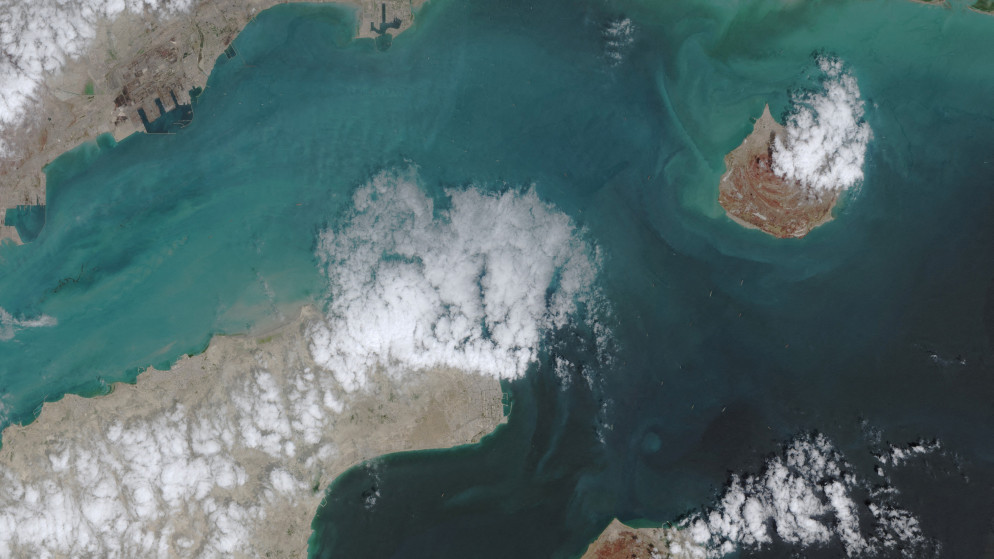 تحذير من عمليات نصب تستهدف شركات الشحن عبر مضيق هرمز