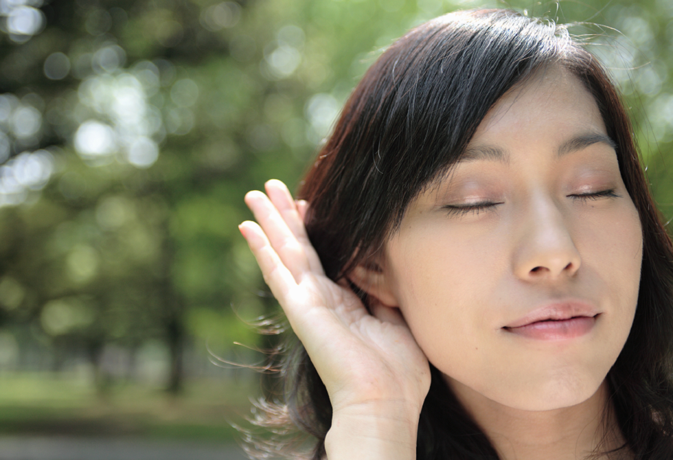 دراسة تكشف تأثير فتح العينين على تحسين القدرة السمعية