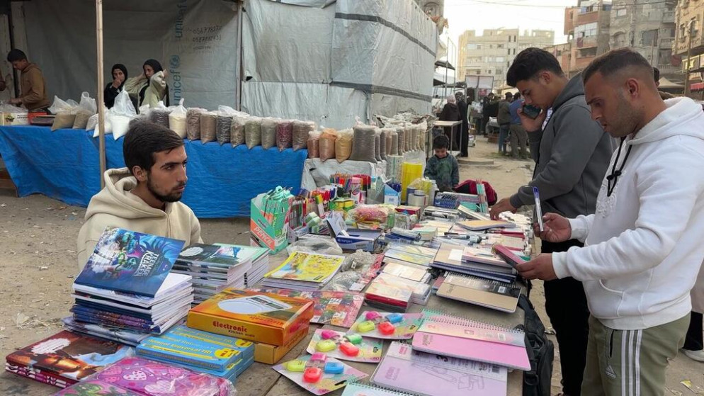 أزمات غزة تدفع الشباب إلى اقتصاد البقاء وسط تدهور اقتصادي