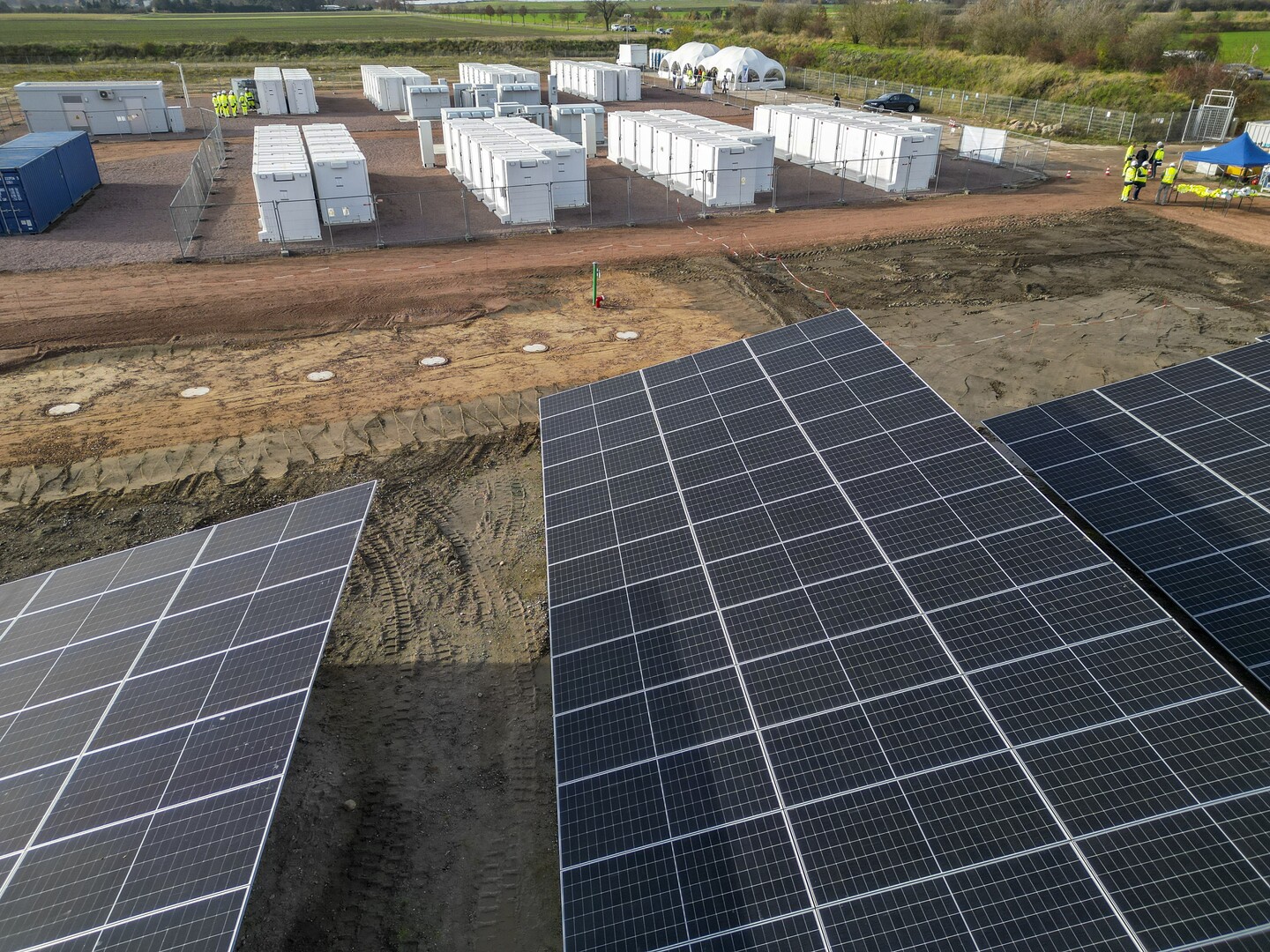 صندوق أبو ظبي يطور مشاريع طاقة متجددة عالميا لتعزيز الاستدامة