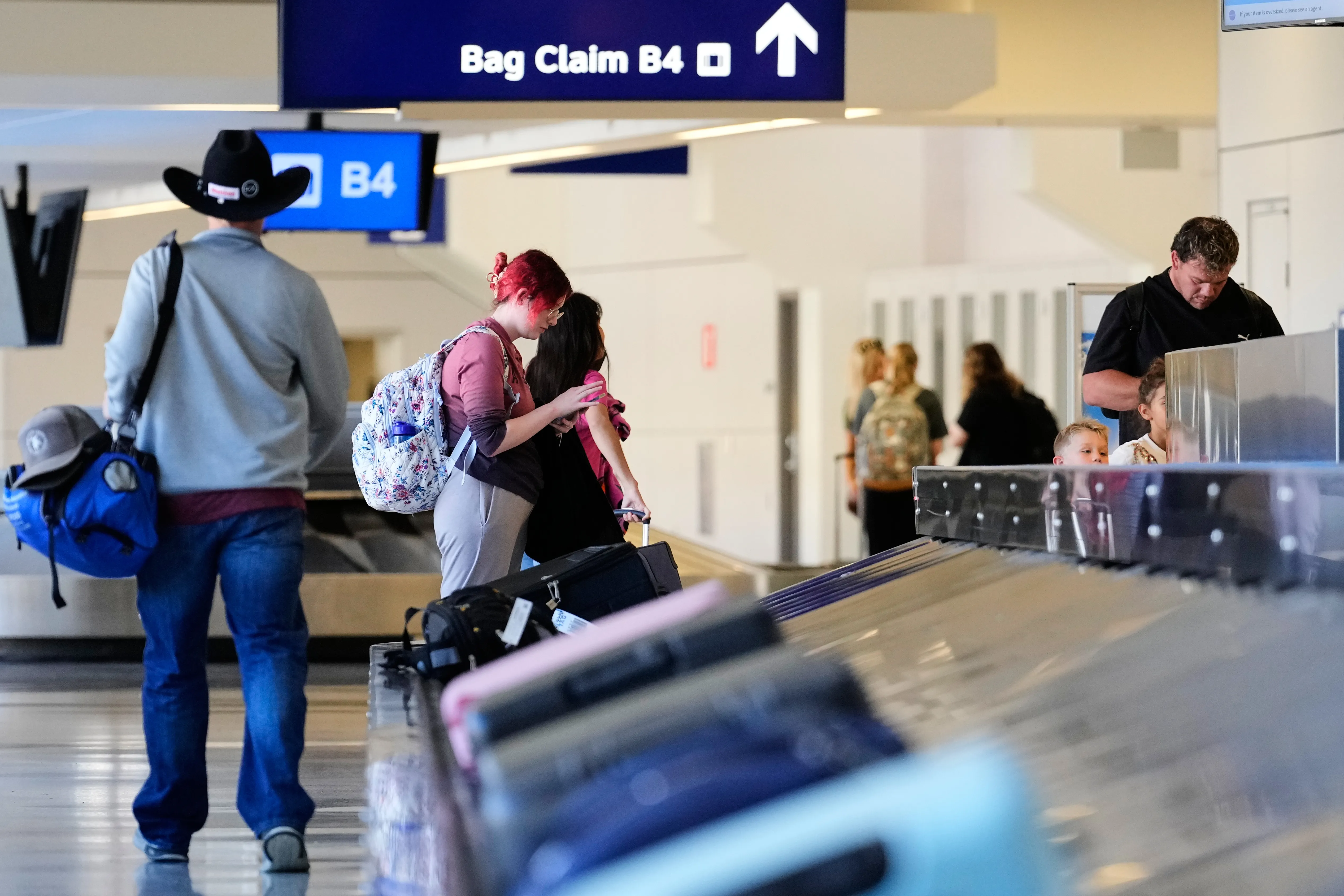 ارتفاع رسوم شحن الحقائب بسبب الحرب مع ايران يؤثر على المسافرين