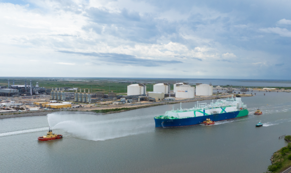 قطر للطاقة تبدأ تصدير الغاز الطبيعي المسال من مشروع غولدن باس في تكساس