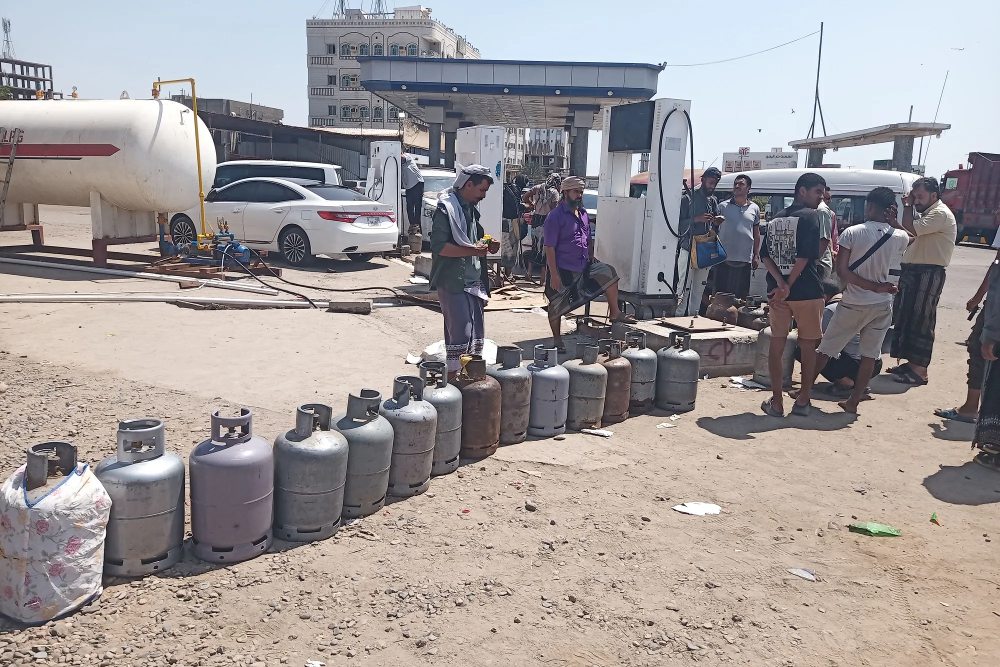 أزمة غاز خانقة في عدن تتسبب بمعاناة يومية للسكان