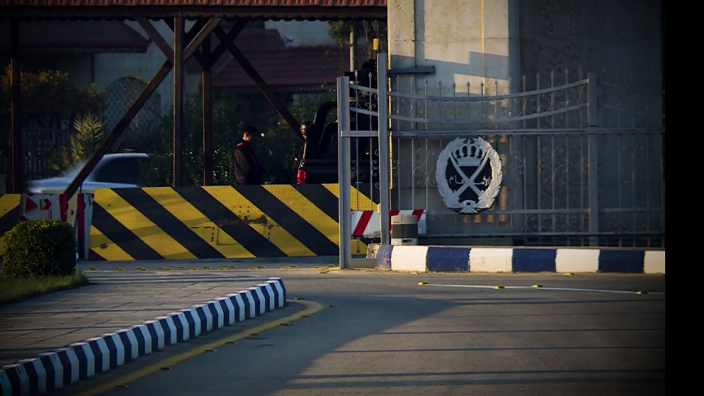 الأمن العام في عمان يتعامل مع بلاغ عن حقيبة في شارع الاستقلال