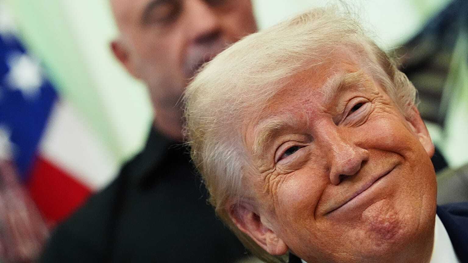 ترامب يهدد بفرض رسوم جمركية على المملكة المتحدة دفاعا عن شركات التكنولوجيا