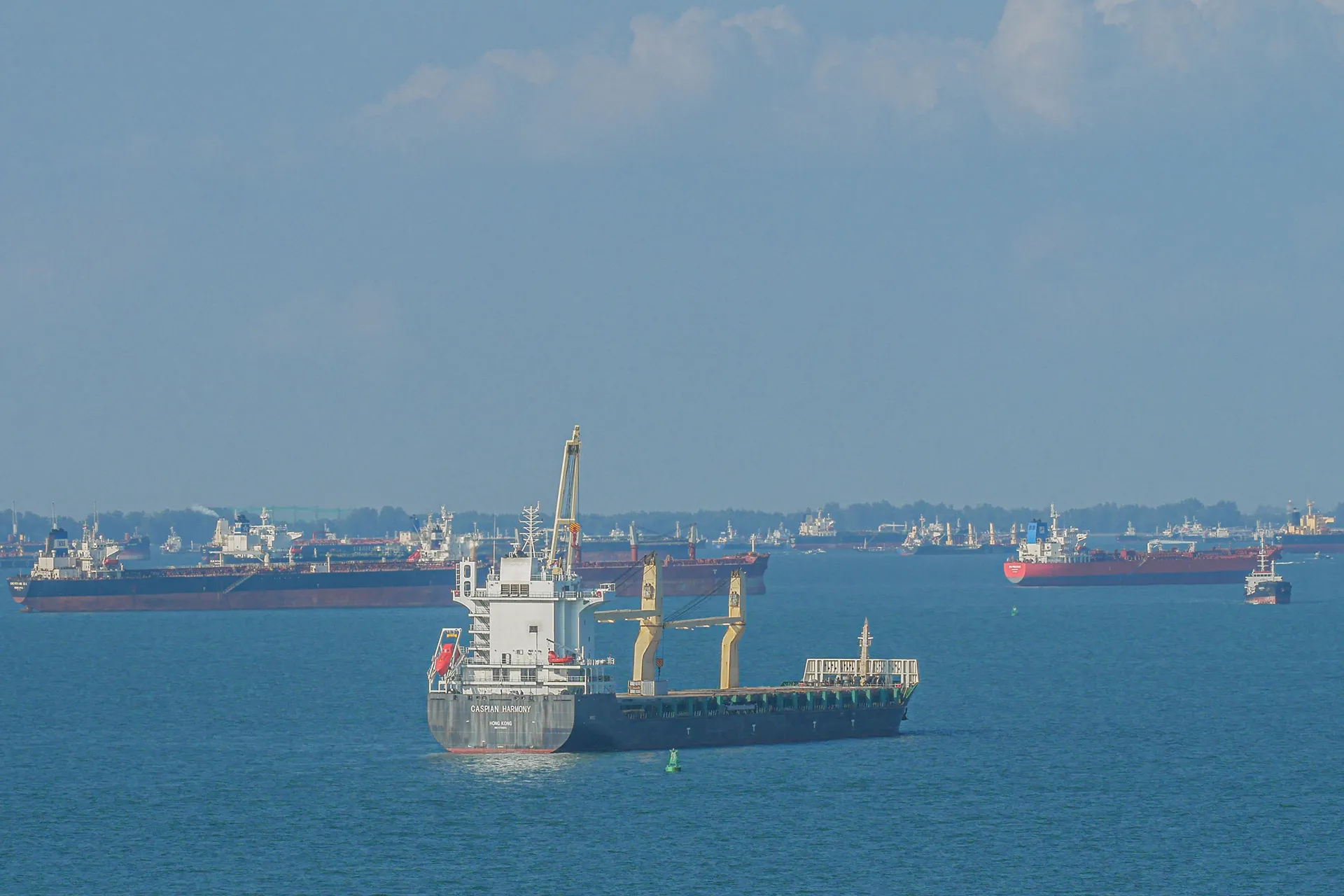 إندونيسيا تلغي فرض الرسوم على السفن العابرة بمضيق ملقا