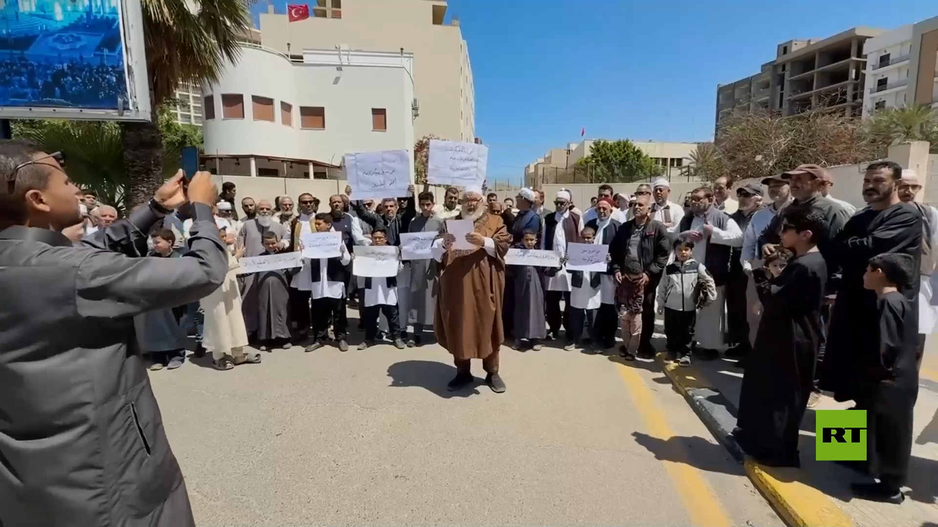 احتجاجات في طرابلس ضد اغلاق طريق رئيسي بسبب السفارة التركية