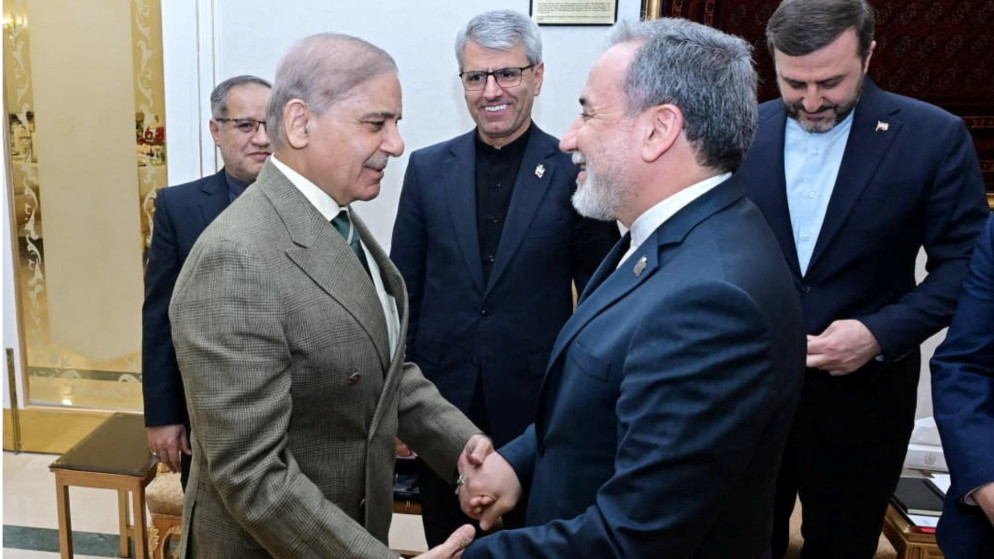 عراقجي يعود إلى باكستان بعد زيارة سلطنة عمان وسط جهود الوساطة