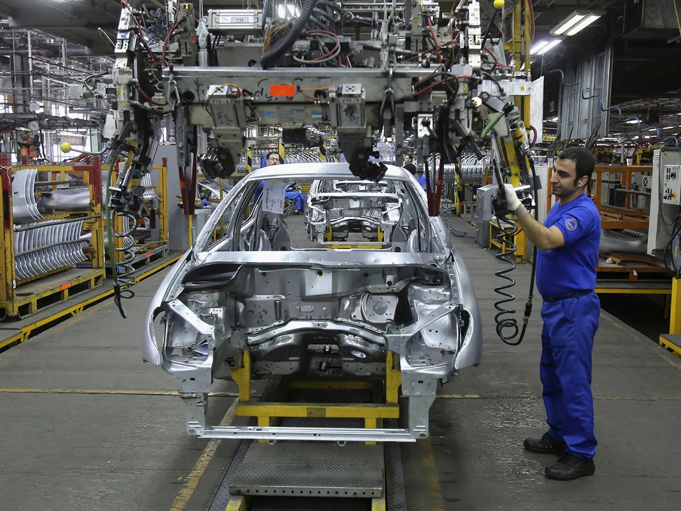 تأثير الحرب على صناعة السيارات في إيران: أزمة الفولاذ تهدد الإنتاج