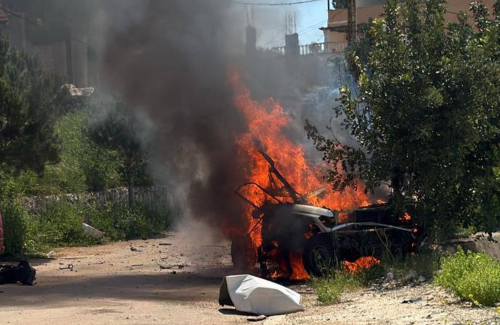 غارة إسرائيلية تستهدف سيارة ودراجة نارية في جنوب لبنان