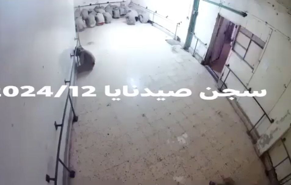 فيديوهات جديدة من سجن صيدنايا تكشف واقع المعتقلين في سوريا