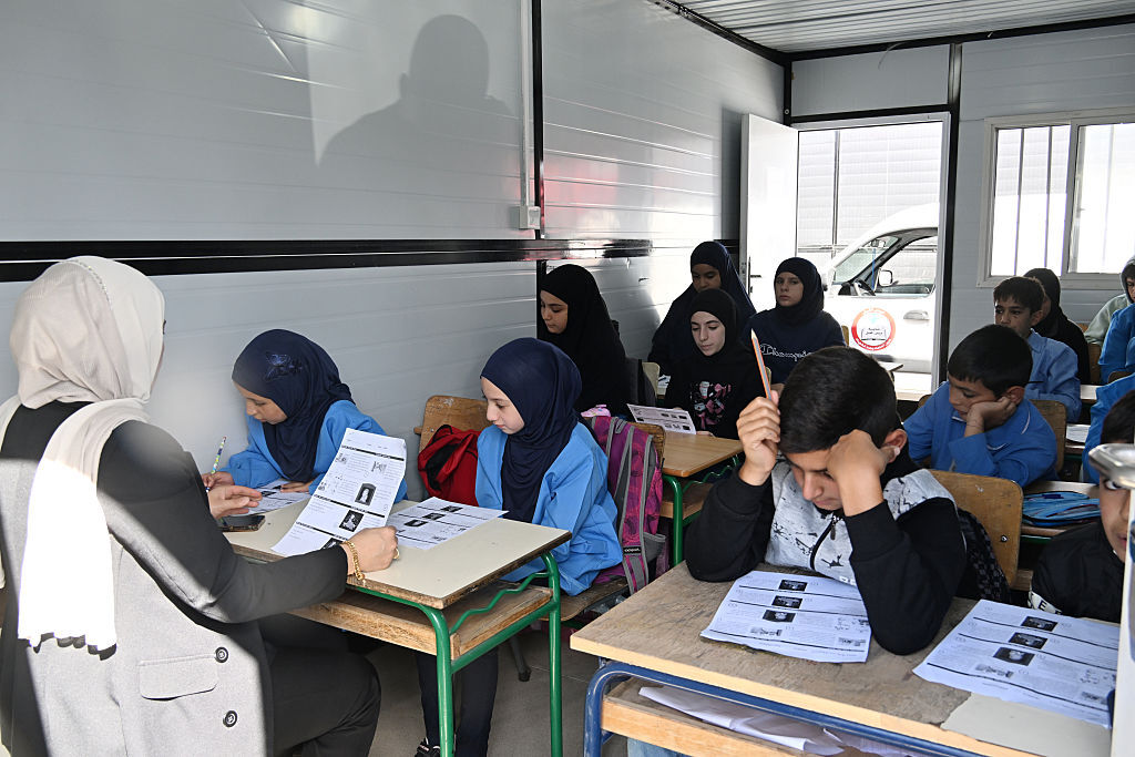 حزب الله وأمل يطالبان بتأجيل امتحانات الثانوية وإلغاء الشهادة المتوسطة في لبنان