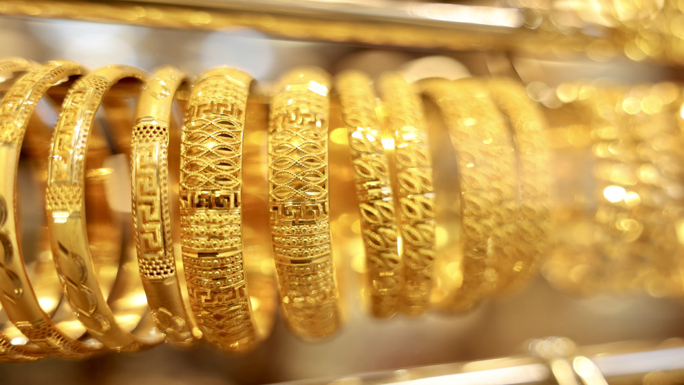 انخفاض سعر غرام الذهب عيار 21 في السوق المحلية إلى 92 دينارا