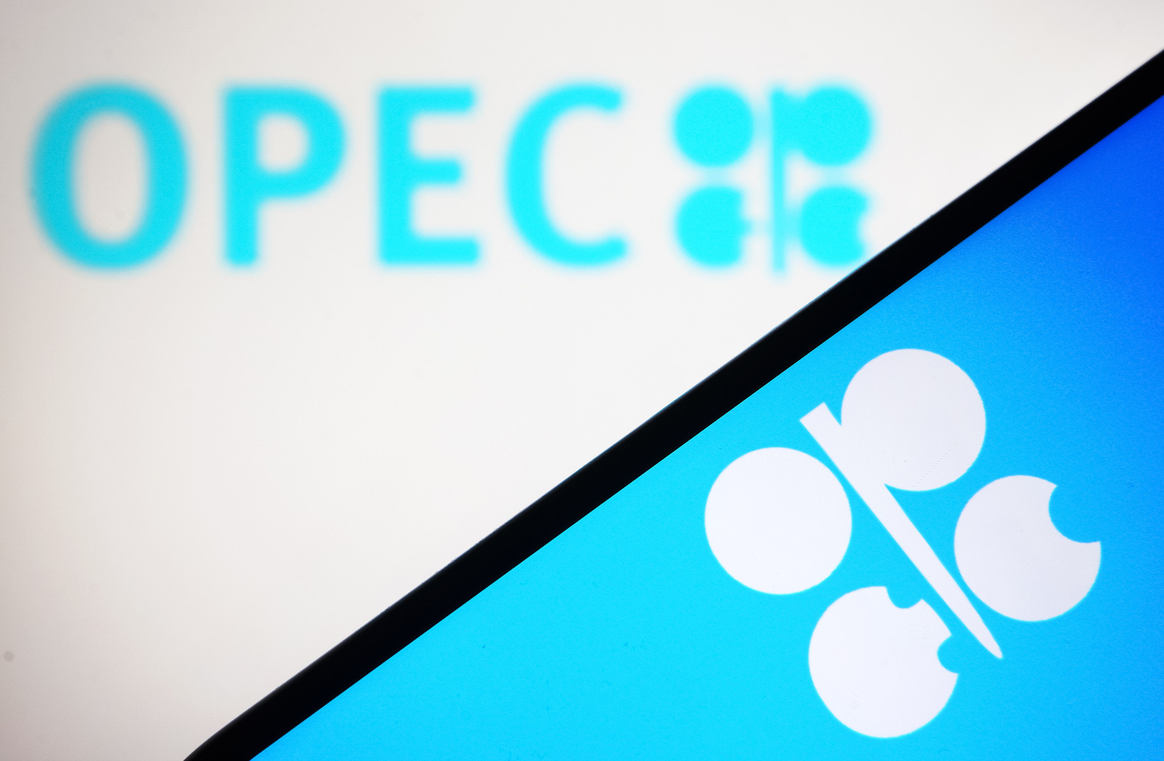 انسحاب الامارات من أوبك يثير تساؤلات حول توقيت القرار وتأثيره على السوق