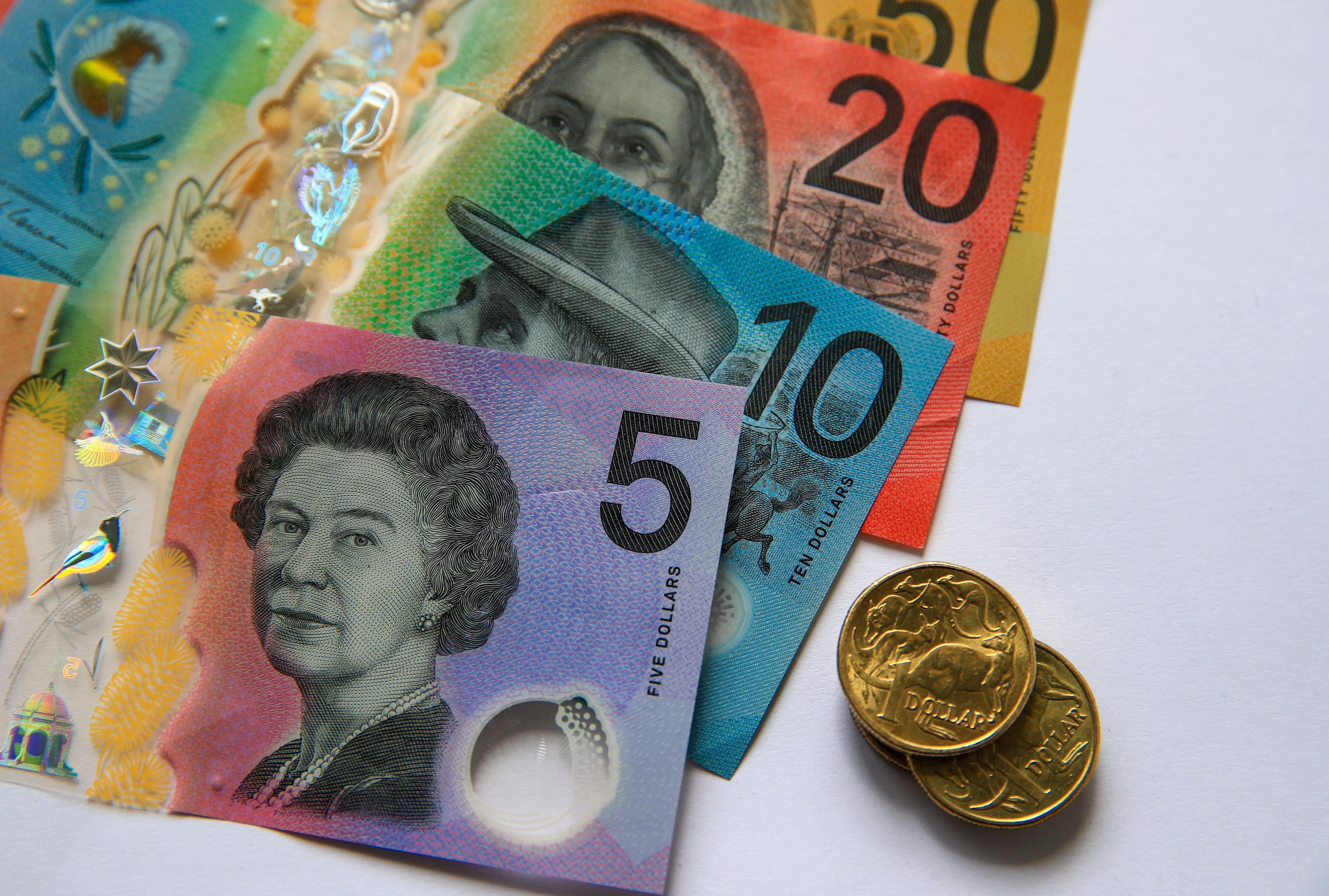 ارتفاع أسعار النفط يدفع المستثمرين نحو العملات المرتبطة بالطاقة