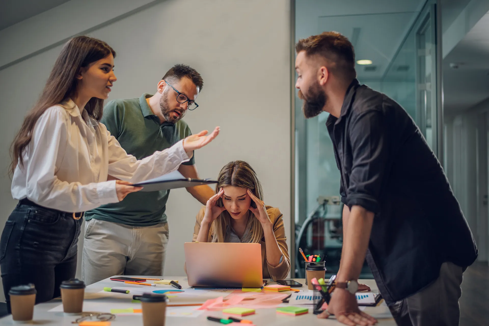 الكلفة الخفية لبيئة العمل: 840 ألف وفاة سنويا بسبب المخاطر النفسية والاجتماعية