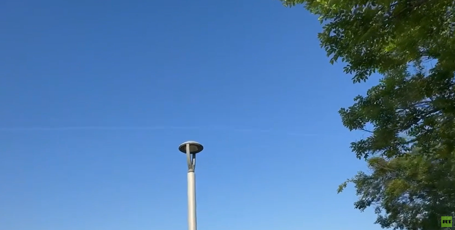 اندلاع حرائق وإصابة مركبة عسكرية في الجليل الغربي جراء صواريخ من لبنان