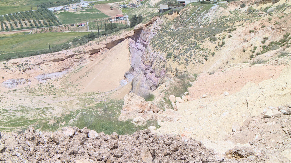 توصيات بإخلاء مبنى في صافوط ومنع تراخيص البناء بعد انزلاق أرضي خطير