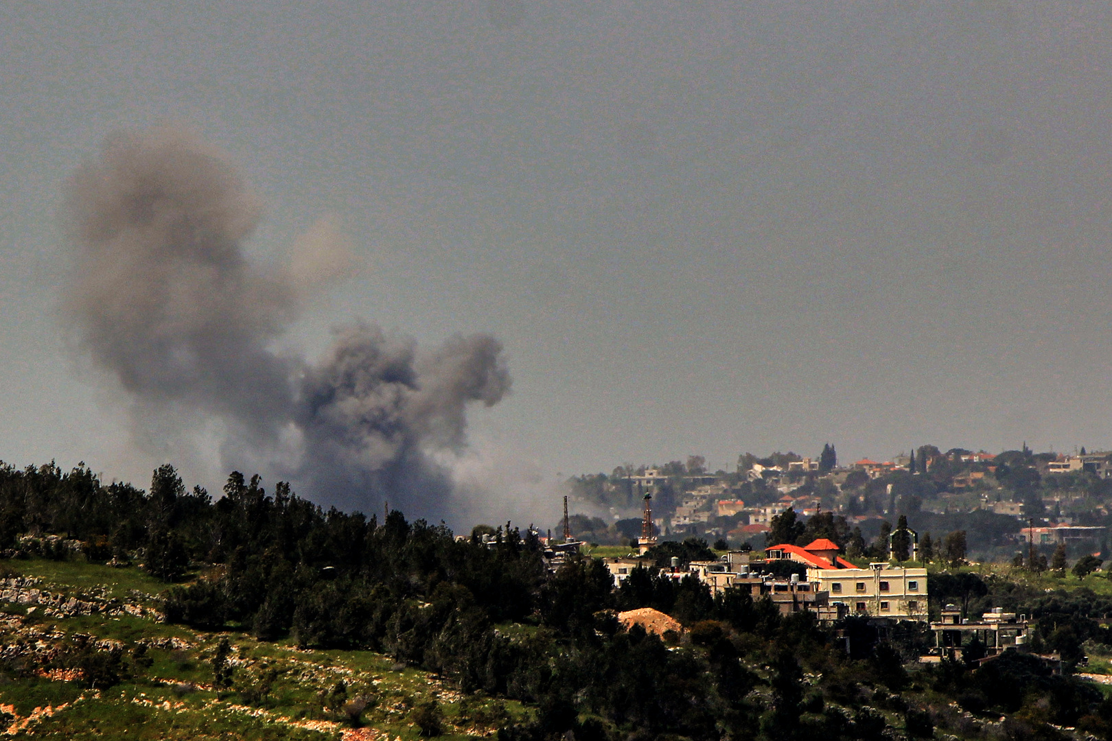 غارات إسرائيلية تستهدف قرى جنوب لبنان والجيش يحذر السكان