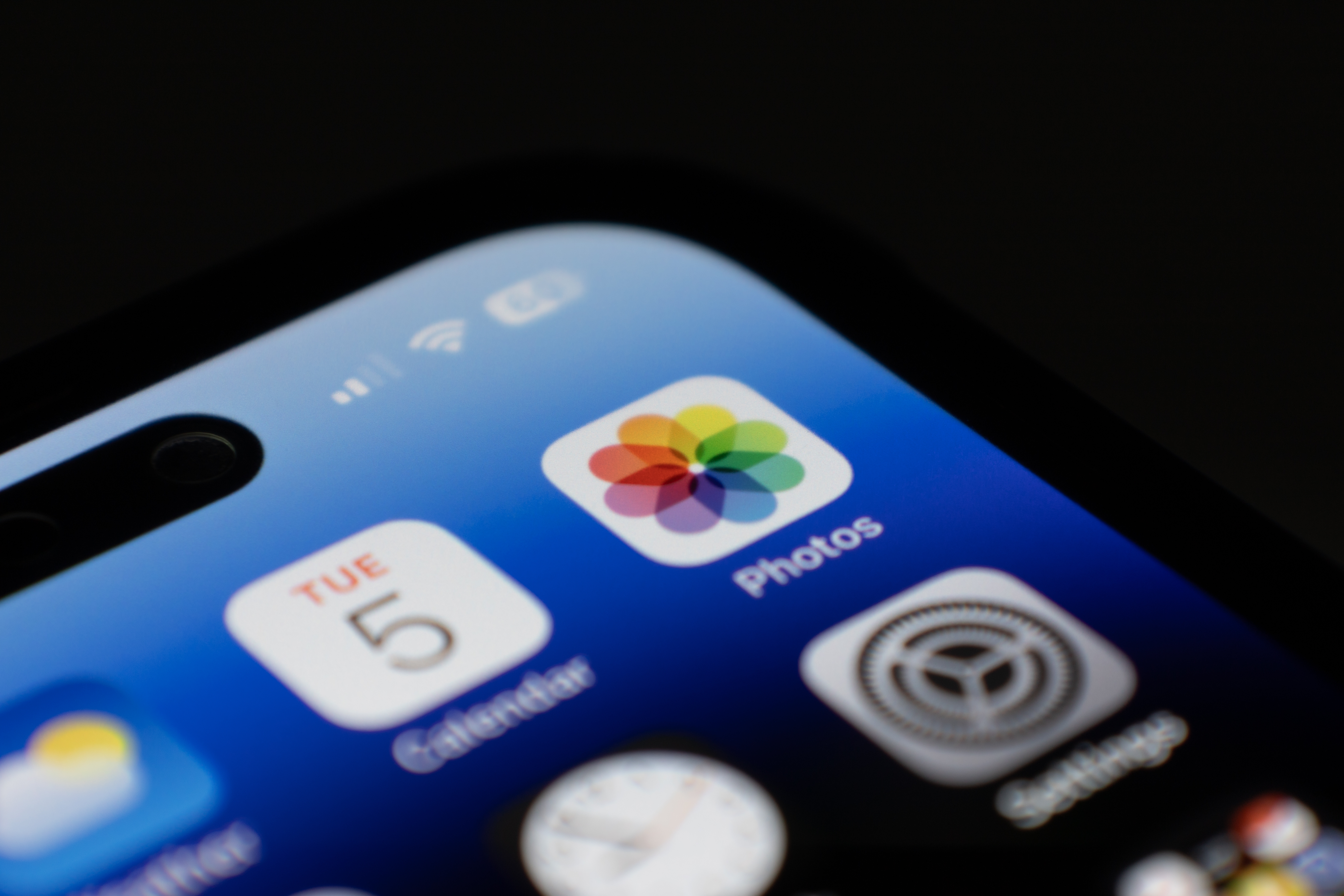 آبل تكشف عن مزايا جديدة لتعديل الصور باستخدام الذكاء الاصطناعي