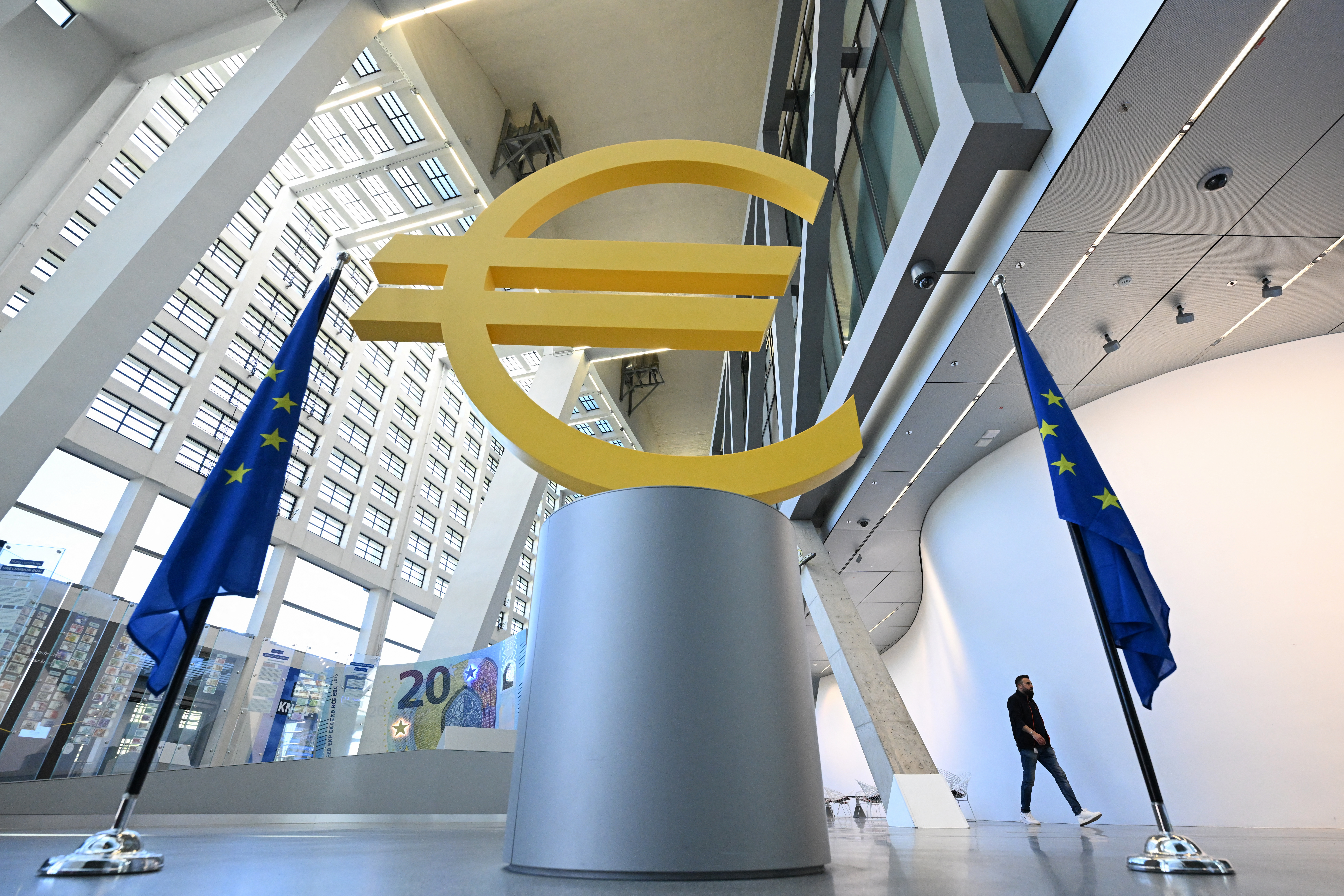 ارتفاع التضخم في منطقة اليورو يضغط على البنك المركزي الأوروبي